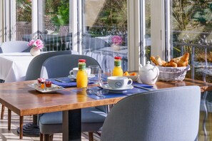 Daily buffet breakfast (EUR 13.5 per person) - The Originals Boutique, Hôtel Le George, Loches (Loches)
