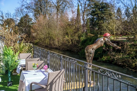 Terraza o patio. The Originals Boutique, Hôtel Le George, Loches