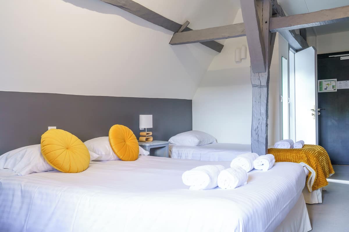 Chambre Familiale | Premium bedding, individually decorated, laptop workspace