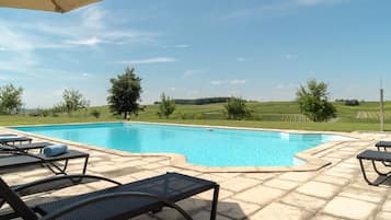 Piscine extérieure, chaises longues