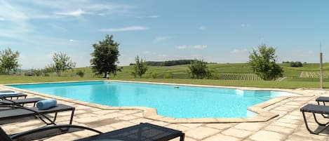 Piscine extérieure, chaises longues