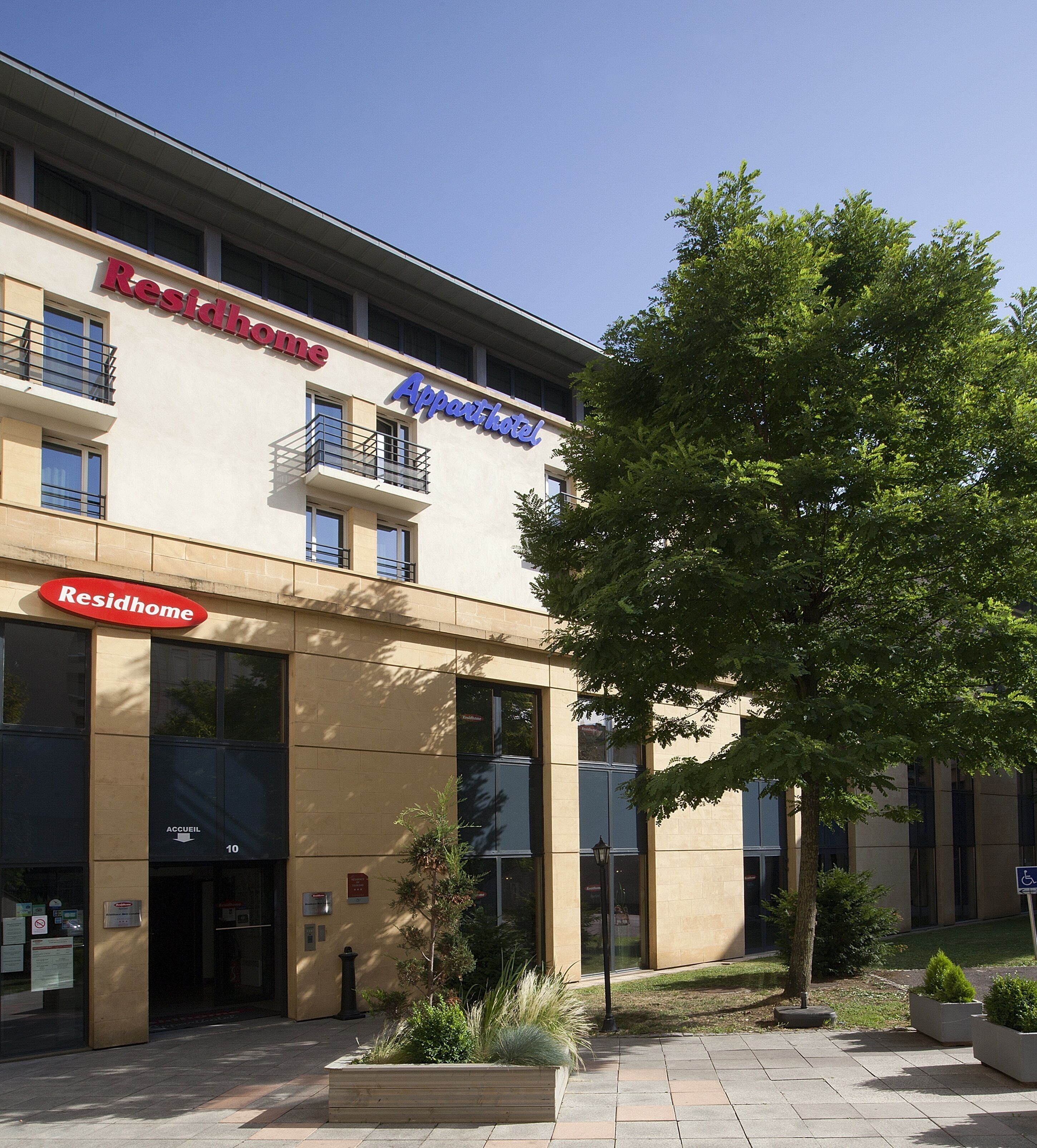 Un edificio con letreros que indican 'Residhome' y 'Apparthotel'.