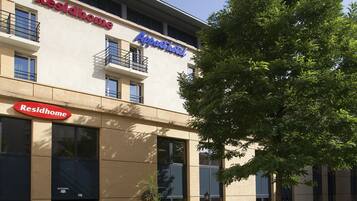 Ein Gebäude mit Schildern für 'Residhome' und 'Apparthotel'.