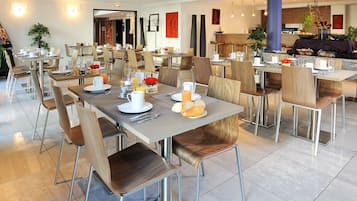 Petit déjeuner buffet (16 EUR par personne)