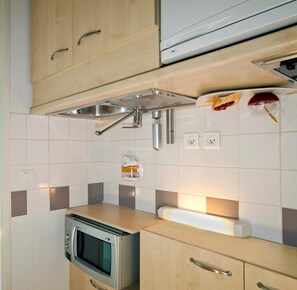 Apartment | Private kitchen | Fridge, microwave, stovetop, electric kettle - Residhome Metz Lorraine (Metz)