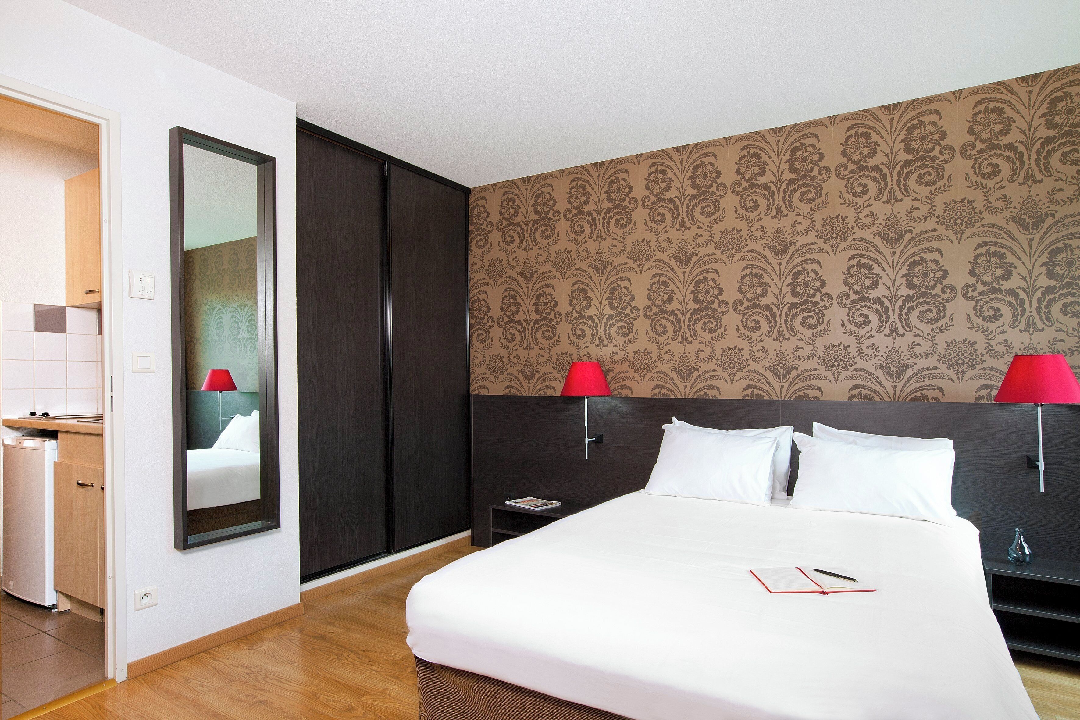 Premium bedding, desk, free cots/infant beds, travel cot