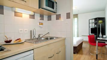 Studio | Private kitchen | Fridge, microwave, stovetop, electric kettle