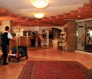 Lobby - Falkensteiner Ehrenburgerhof (Chienes)