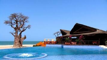 Una piscina al aire libre