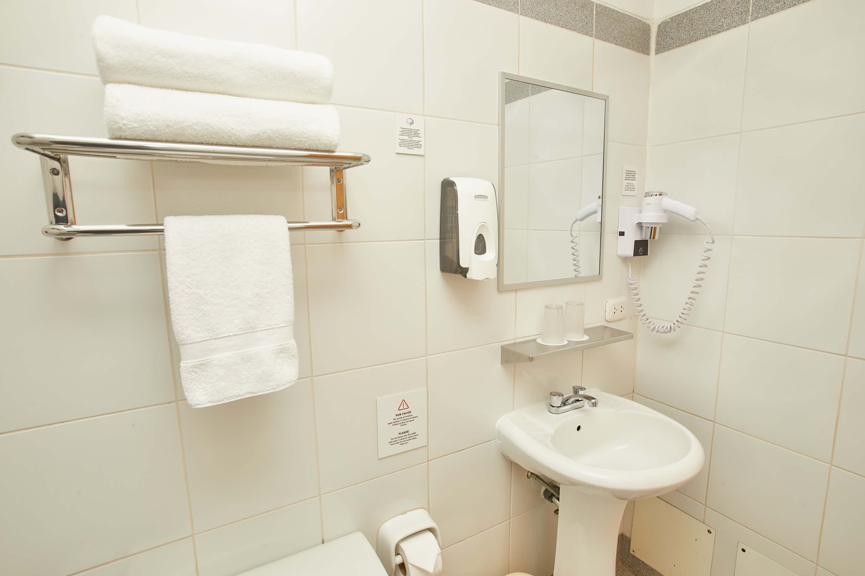 traditional room, 1 queen bed | bathroom | shower, free toiletries, hair dryer, towels