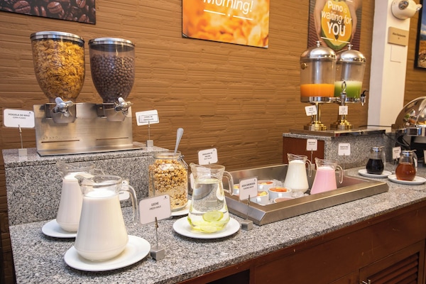 Café da manhã com buffet grátis todos os dias