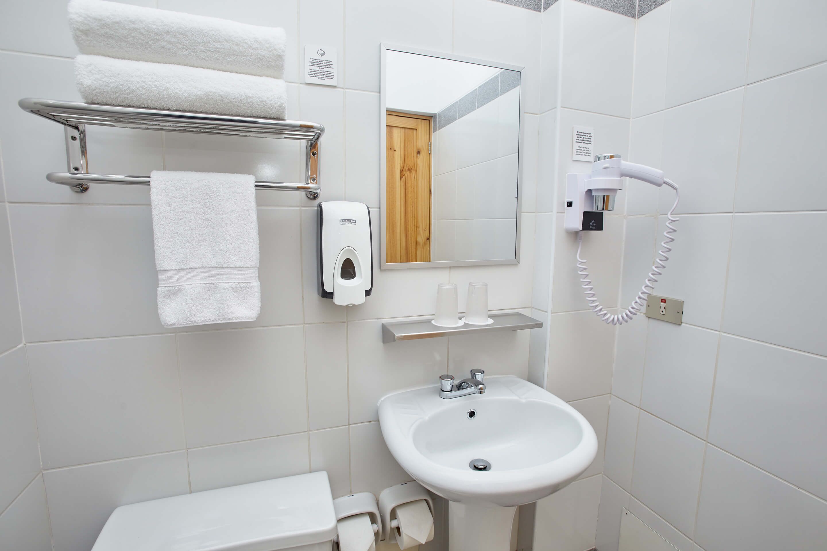 traditional room (2 twin beds) | bathroom | shower, free toiletries, hair dryer, towels