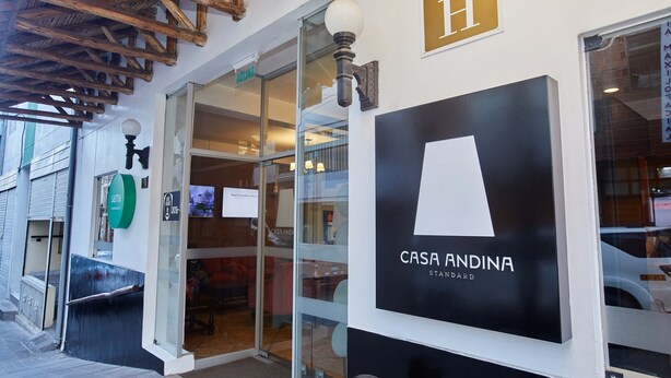 Entrada de hotel com uma placa indicando 'CASA ANDINA STANDARD'.