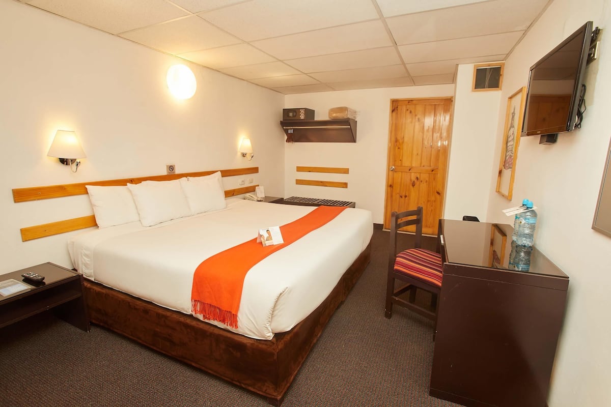 Luxe beddengoed, een kluis op de kamer, een bureau, geluiddichte muren
