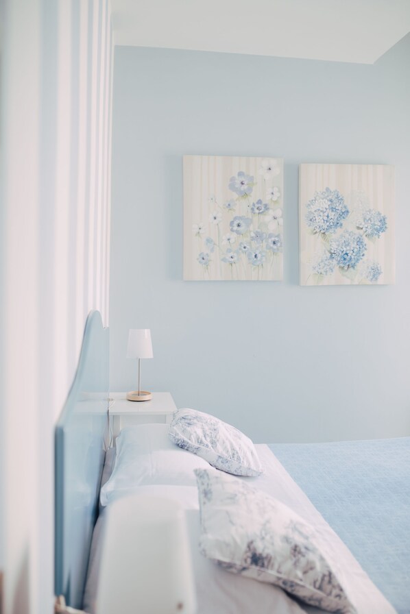 Double or Twin Room | Minibar, in-room safe, desk, free cribs/infant beds