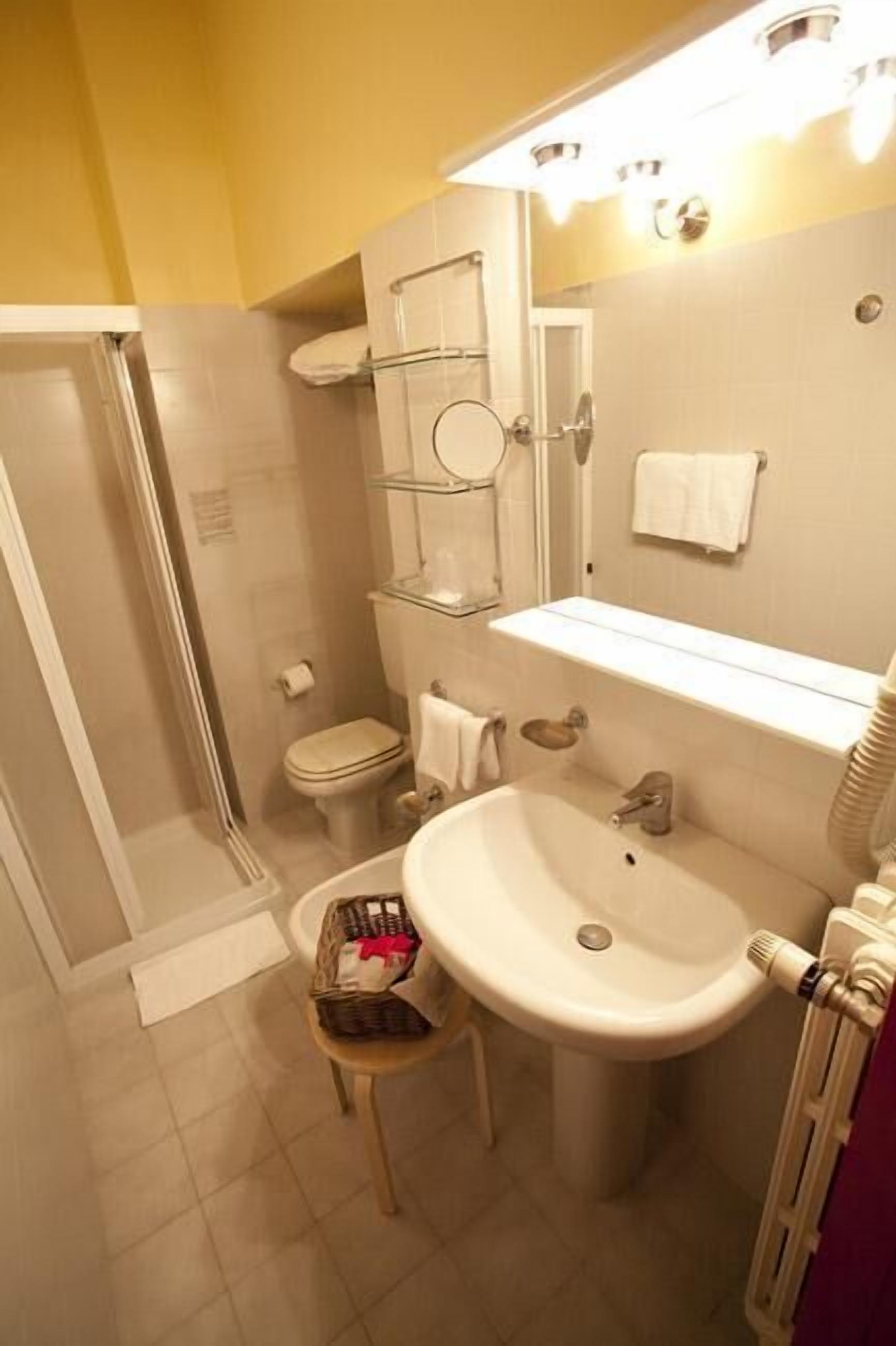 shower, free toiletries, hair dryer, bidet