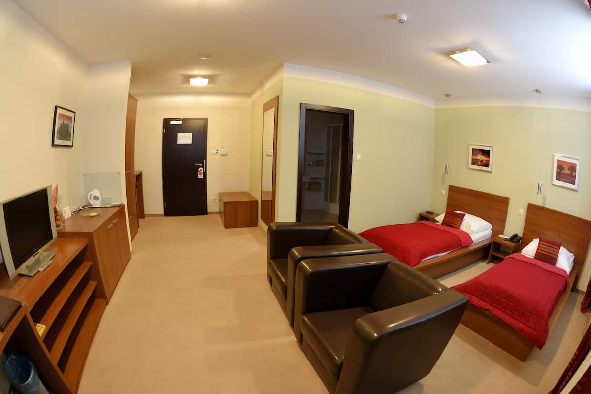 Camas Select Comfort, minibar y caja de seguridad en la habitación