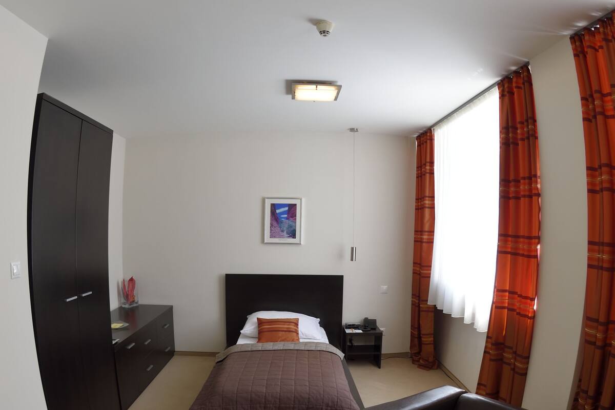 Business eenpersoonskamer | Select Comfort-bedden, een minibar, een kluis op de kamer, een bureau