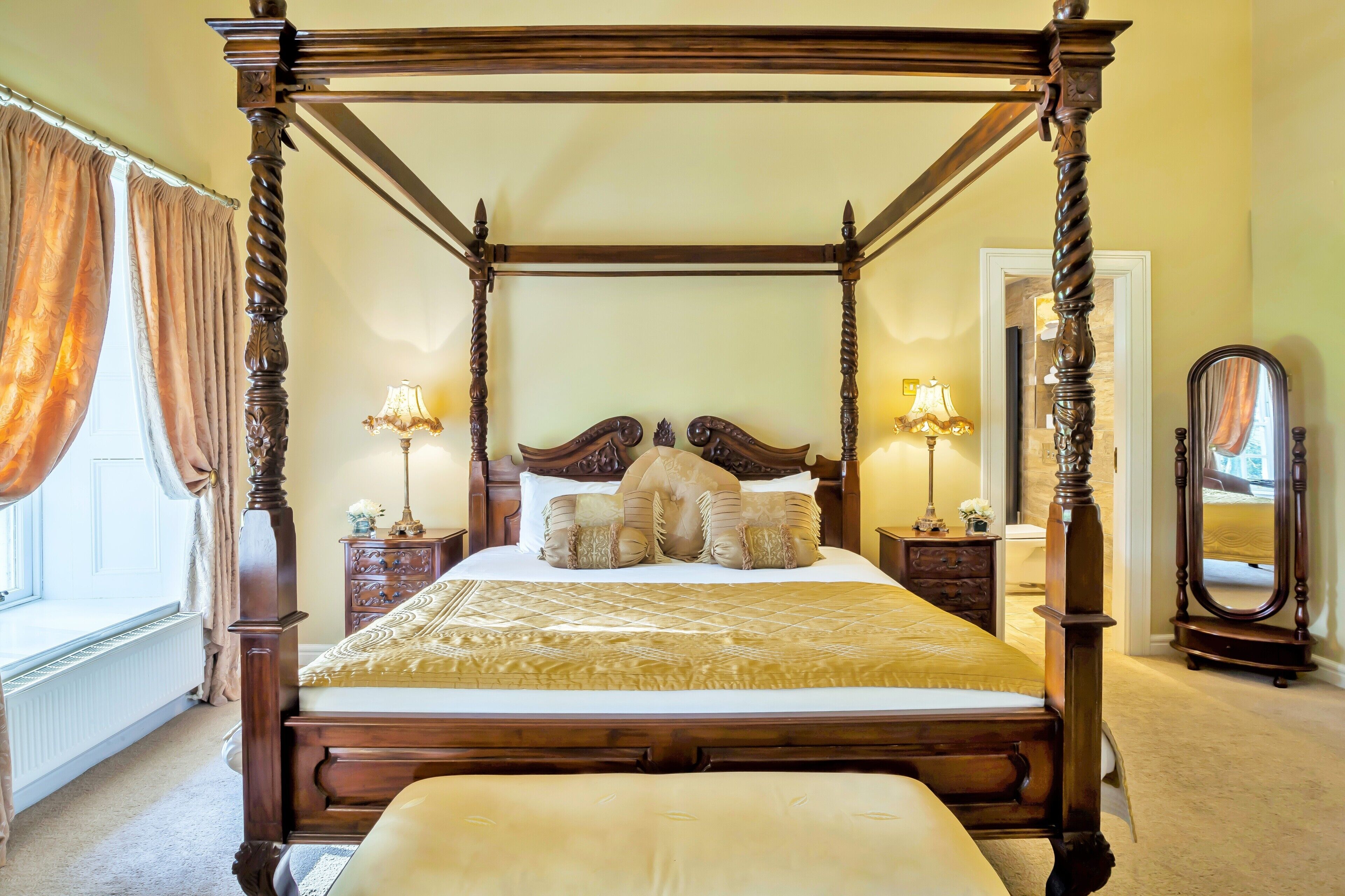 デスク、アイロン / アイロン台、WiFi (無料)、ベッドシーツ