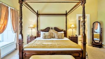 Escritorio, tabla de planchar con plancha, wifi gratis y ropa de cama