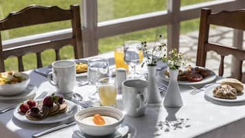 Sarapan prasmanan setiap hari (EUR 10 per orang)