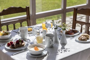 Daily buffet breakfast for a fee