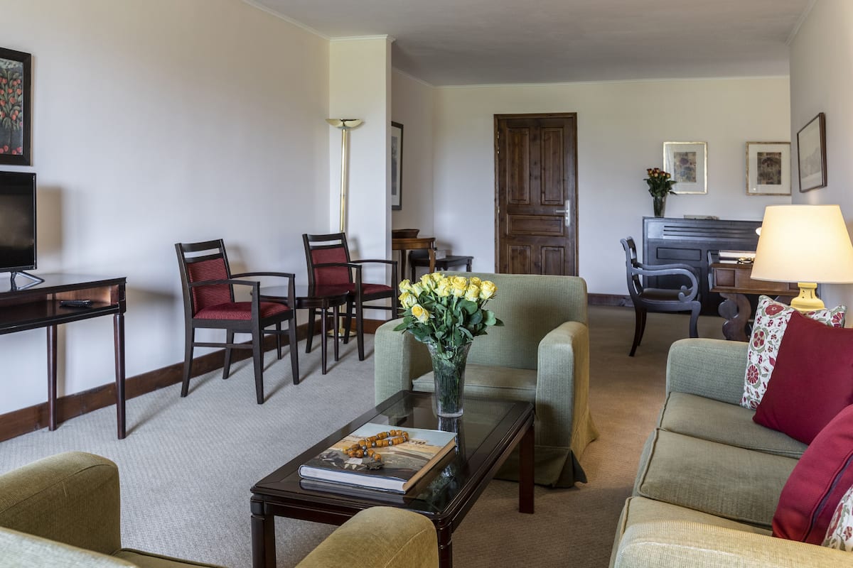 Suite Junior | Literie hypoallergénique, couette en duvet, coffre-fort, bureau