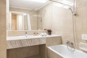 Badekar, gratis toiletartikler, hårtørrer, hjemmesko