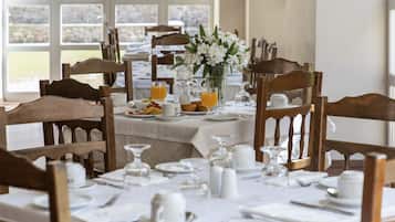 Sarapan prasmanan setiap hari (EUR 10 per orang)