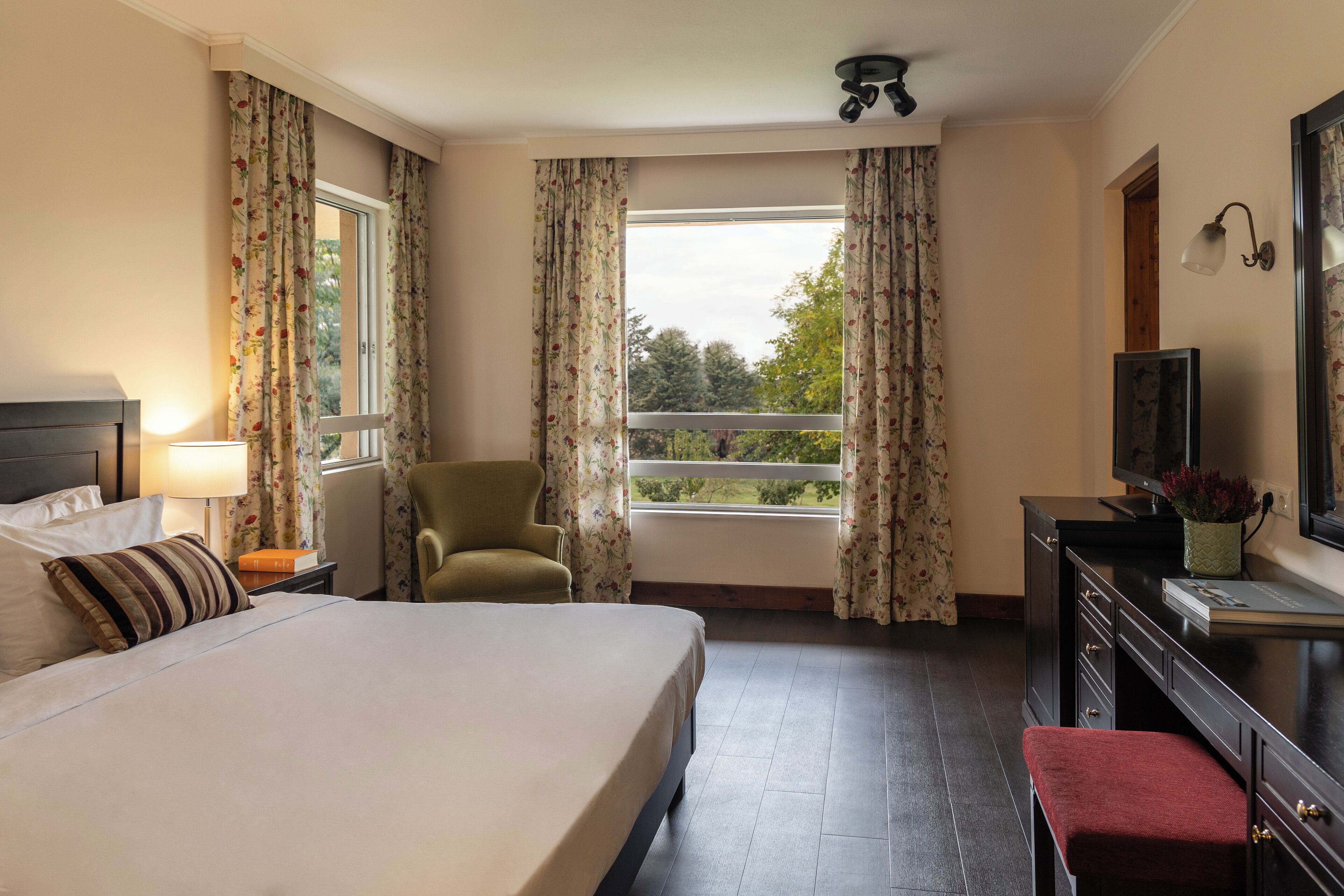 Junior Suite | Hypo-allergenic bedding, down comforters, in-room safe, desk