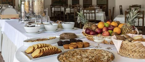 Tägliches Frühstücksbuffet (10 EUR pro Person)