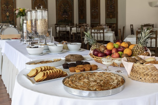 Se ofrece un desayuno bufé (10 EUR por persona)