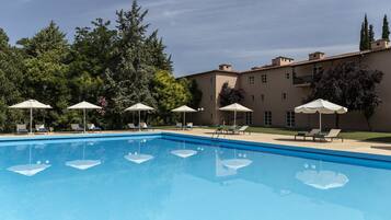 Kolam renang outdoor musiman, dengan payung kolam renang