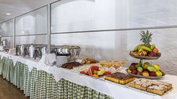 Petit déjeuner buffet (10 EUR par personne)