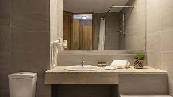 Habitación doble clásica | Baño | Tina, amenidades de baño gratuitas, secadora de cabello, toallas