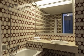 Habitación clásica doble | Baño | Bañera, artículos de higiene personal gratuitos y secador de pelo