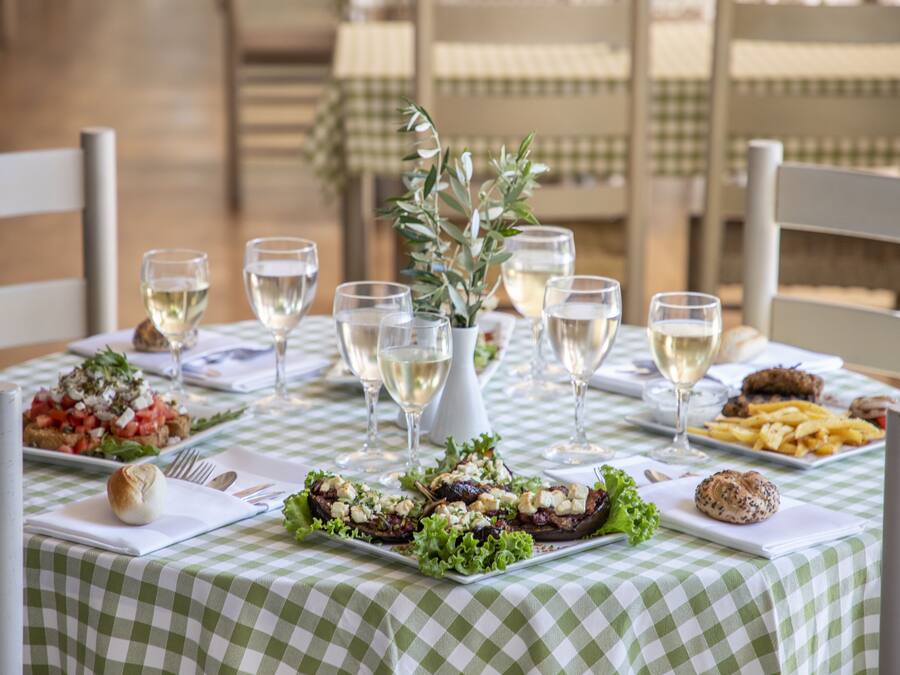 Phục vụ bữa sáng, bữa trưa, bữa tối, nhìn ra vườn