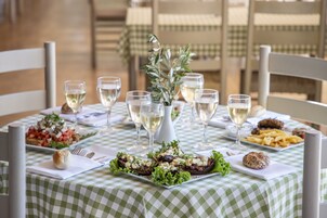 Se sirven desayunos, almuerzos y cenas; con vista al jardín