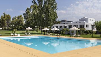Piscine extérieure (ouverte en saison), parasols de plage