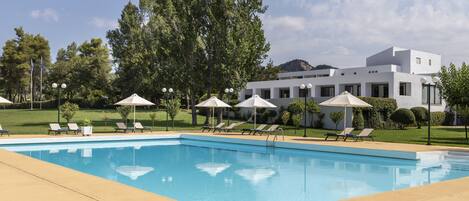 Alberca al aire libre por temporada y sombrillas en la alberca