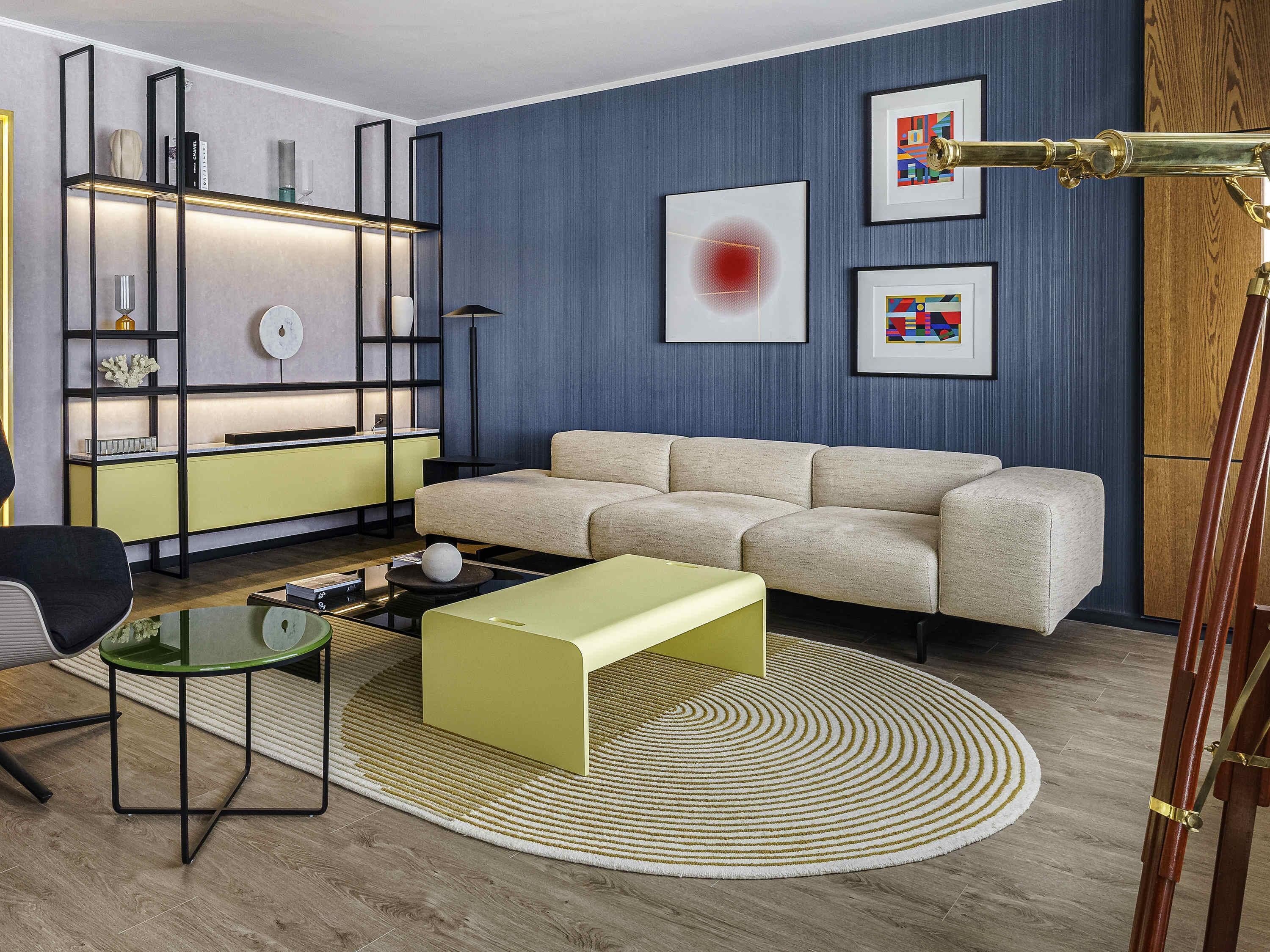 Minibar, caja de seguridad en la habitación y escritorio 