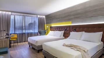 Een minibar, een kluis op de kamer, een bureau, een laptopwerkplek