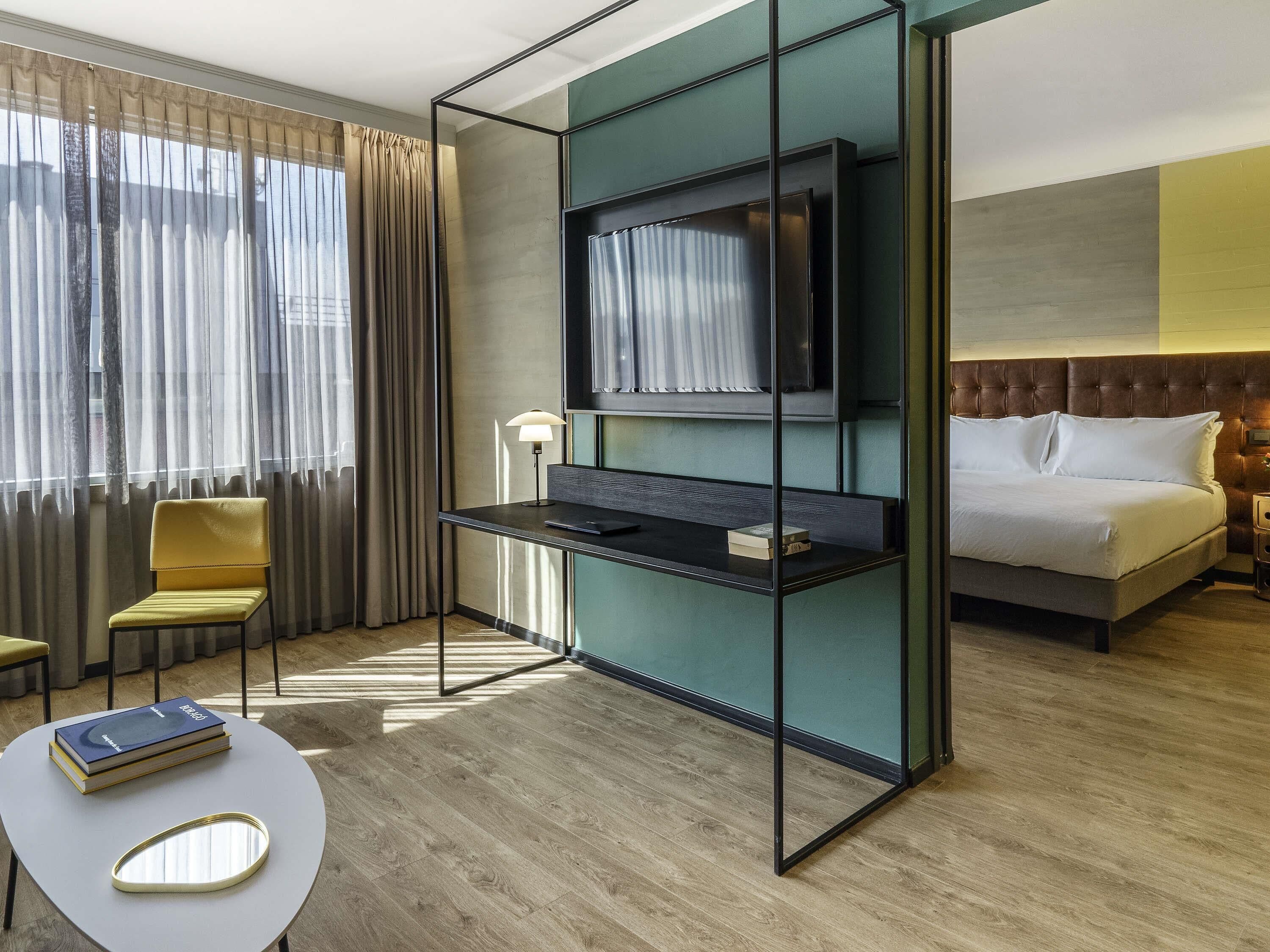 Executive Suite, 1 King Bed | Minibar, in-room safe, desk, laptop workspace