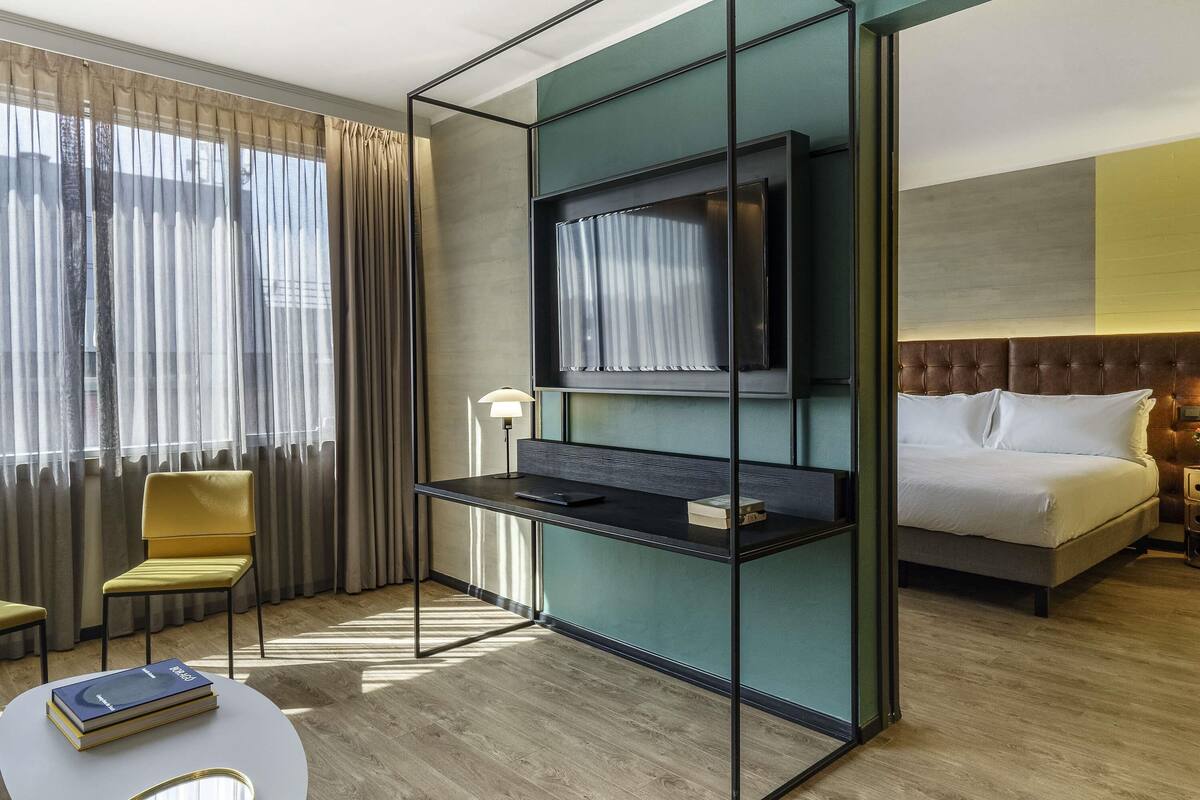 Minibar, caja de seguridad en la habitación y escritorio 
