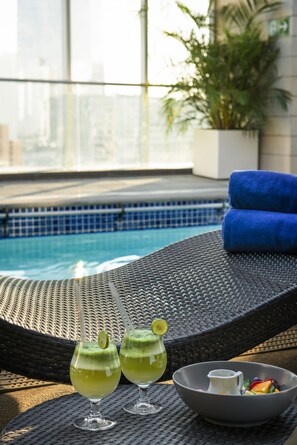 Outdoor pool - Pullman Santiago El Bosque (Santiago)