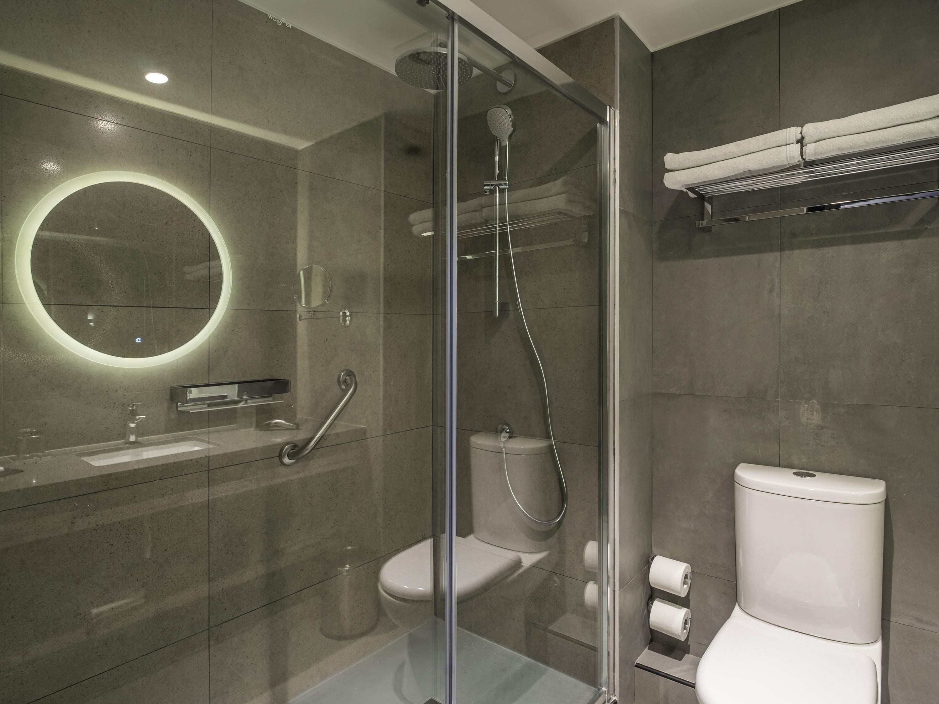 Een minibar, een kluis op de kamer, een bureau, een laptopwerkplek