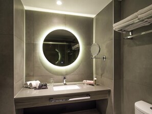 Superior Room, 1 King Bed | Minibar, in-room safe, desk, laptop workspace