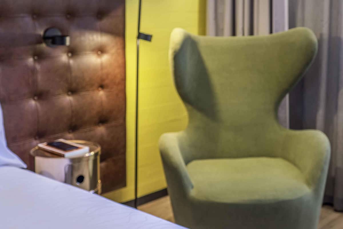 Deluxe Room, 1 King Bed | Minibar, in-room safe, desk, laptop workspace