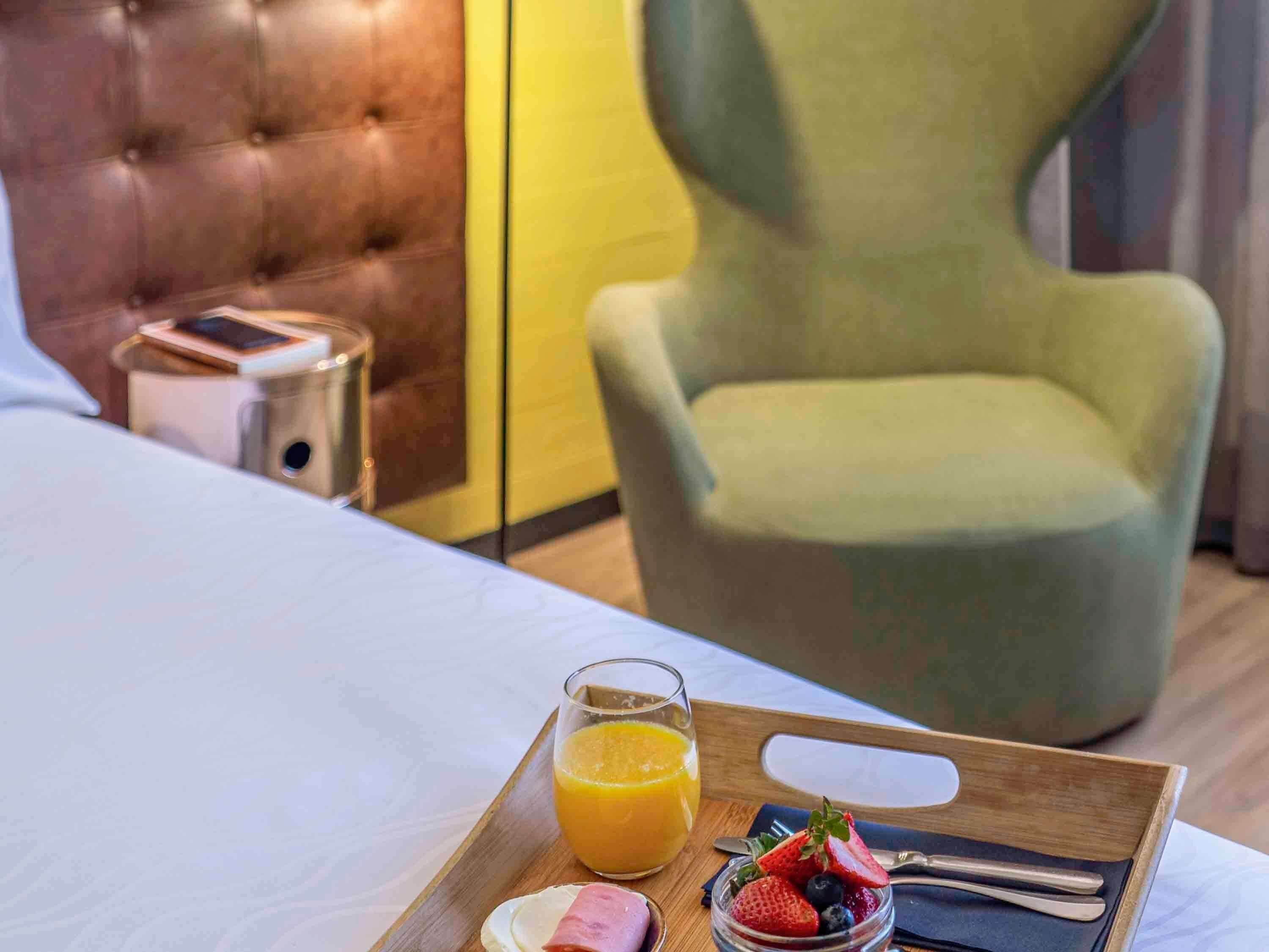 Minibar, caja de seguridad en la habitación y escritorio 