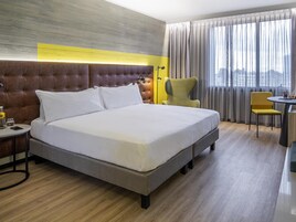 Minibar, caja de seguridad en la habitación y escritorio 